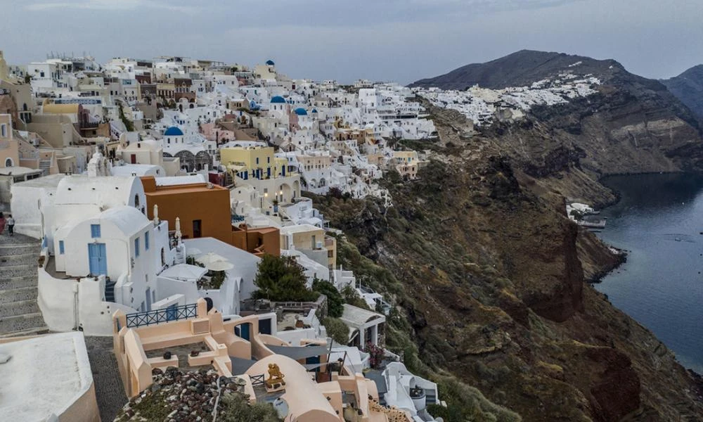 Σε συναγερμό η Σαντορίνη μετά την αποχώρηση 11.000 κατοίκων: Ανησυχίες για πλιάτσικο